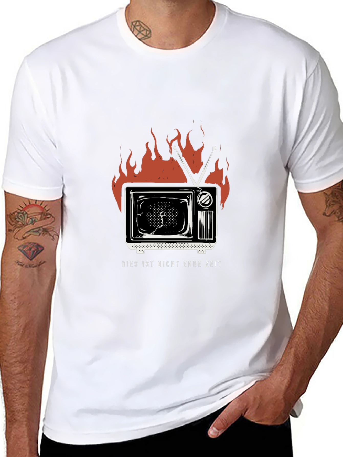 Retro TV Inferno Graphic Tee - Dies Ist Nicht Ehre Zeit