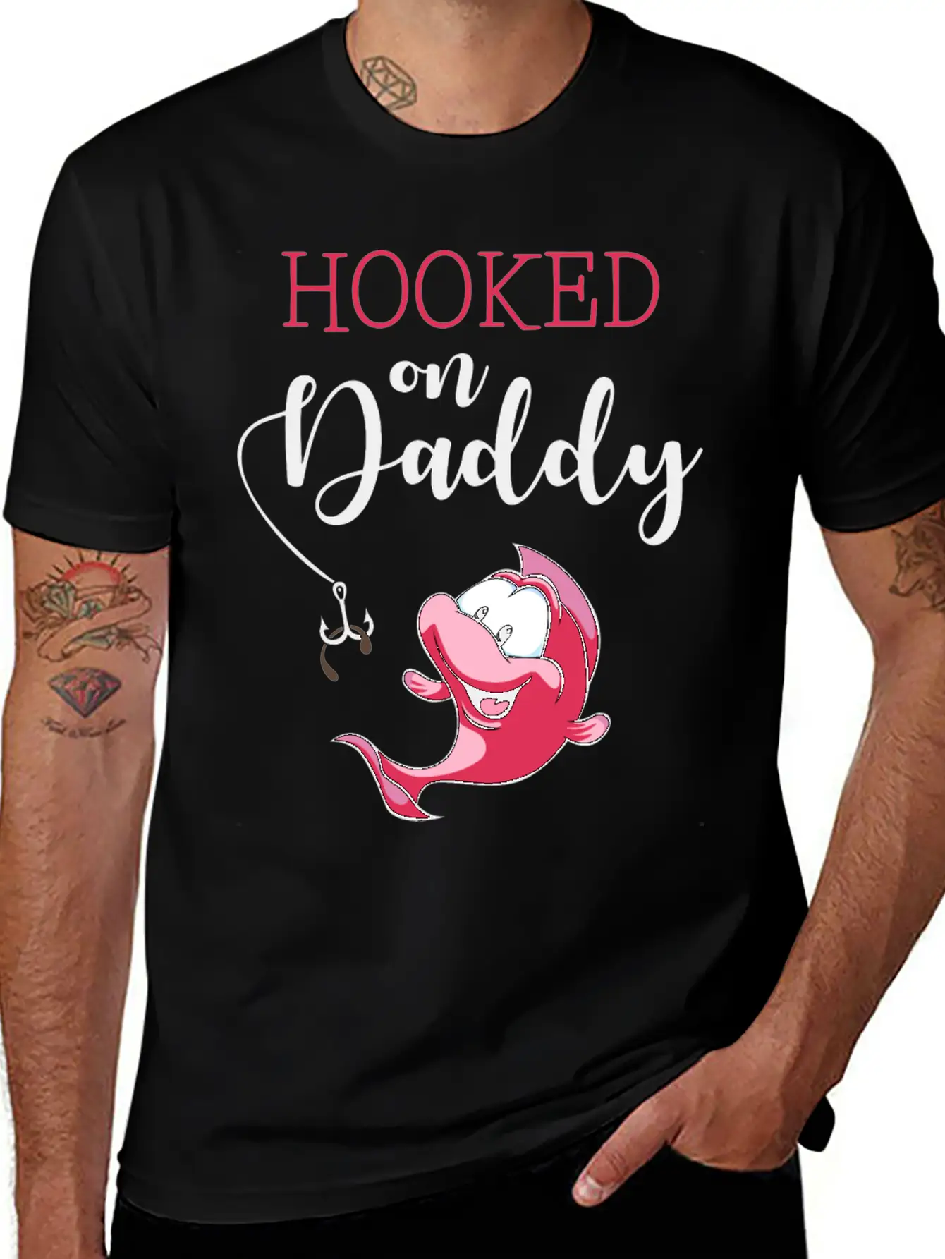 Hooked On Daddy_Pink Casual Graphic T-Shirt – Simple And Comfortable Daily Wear